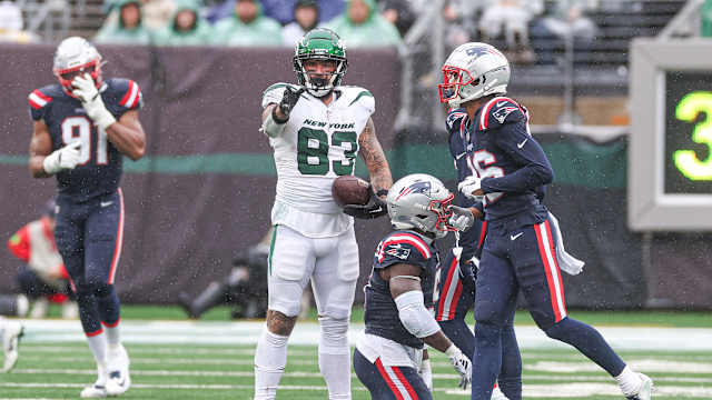 Jets' TE Tyler Conklin (83) signals first down vs. Patriots